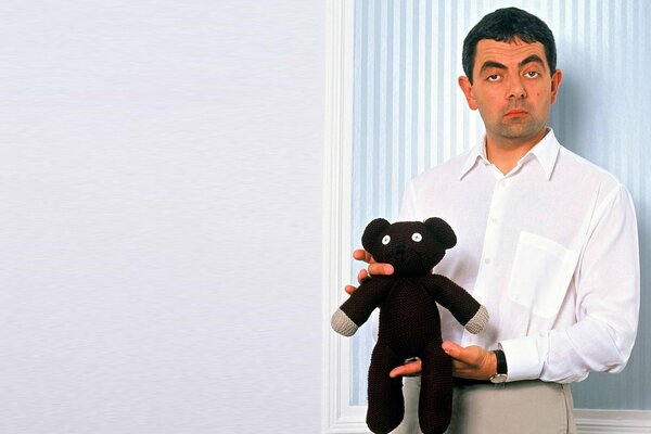 Teddybär wird von Mr. Bean abgeflacht