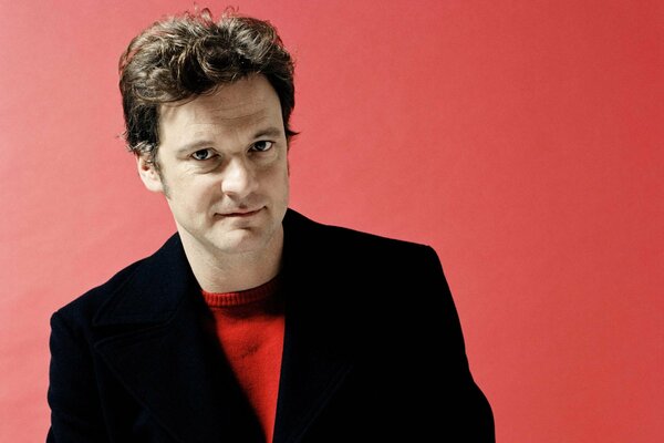 Foto del actor Colin Firth sobre fondo rojo