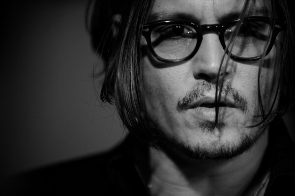 Le visage de Joni Depp dans des verres en gros plan