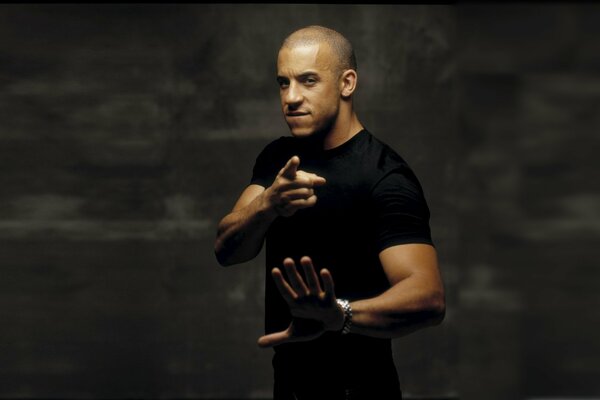 Homme chauve en noir vin diesel