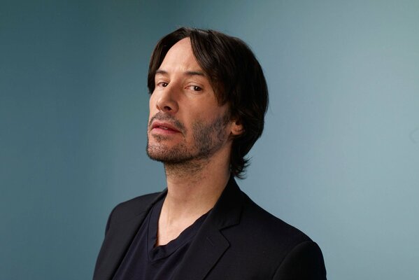 Keanu Reeves sur fond bleu