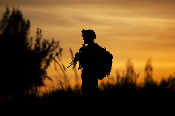 Silhouette eines Soldaten auf Sonnenuntergang Hintergrund