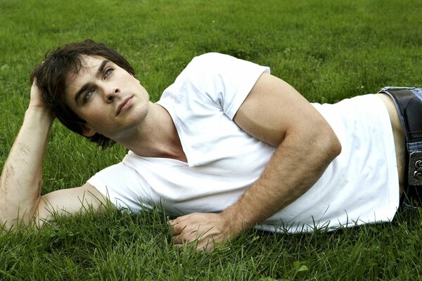 Ian Somerhalder di The Vampire Diaries sul prato