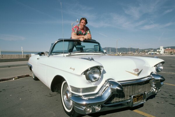 Arnold schwarznegger en un cadilac Vintage