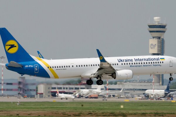 El avión de Ucrania en el aeropuerto va a aterrizar