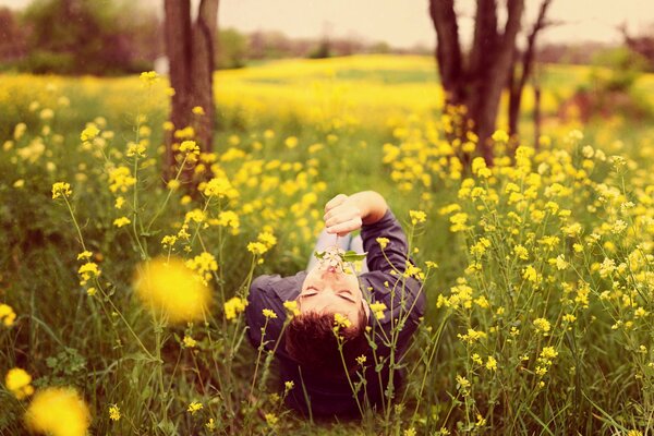 Guy se trouve dans un champ dans la nature