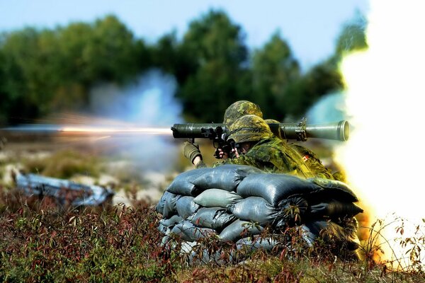 Exercices de l armée sur le terrain d entraînement dans la forêt