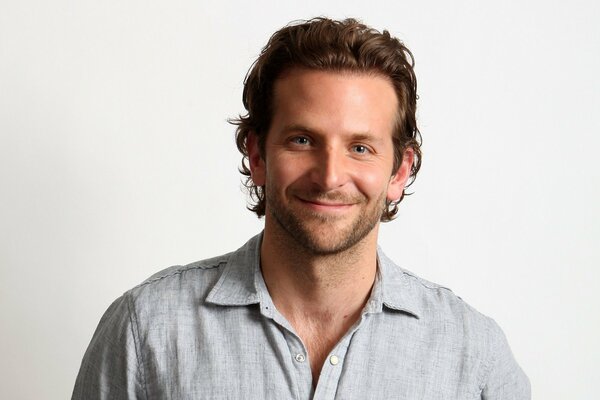 Bradley Cooper sourit à la caméra