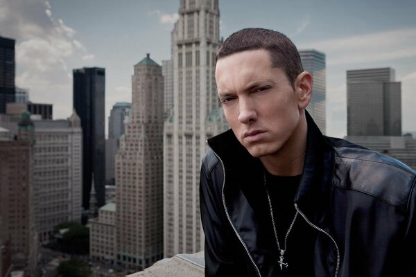 El cantante de rap Eminem en medio de los rascacielos