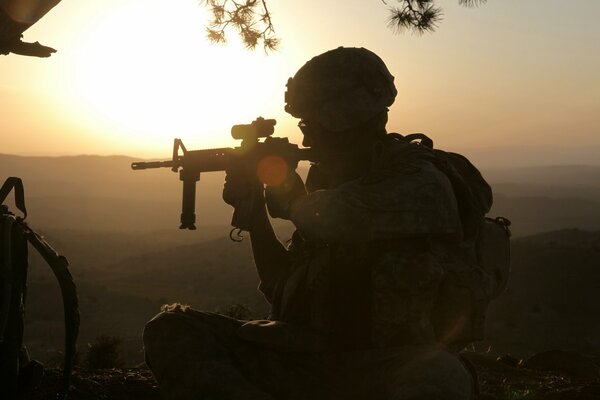 Soldat sur fond de lever de soleil