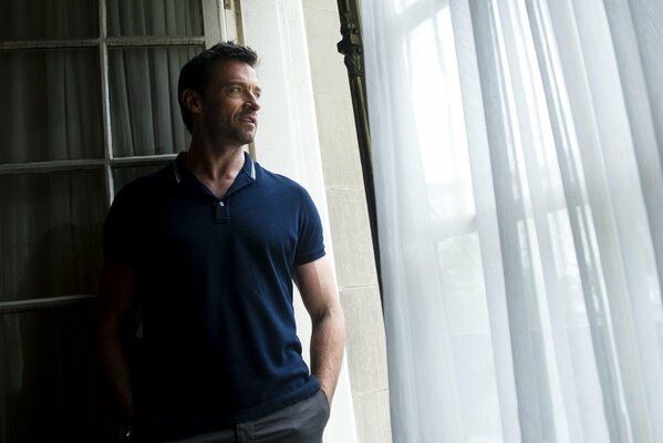 Hugh Jackman Mira por la ventana del Apartamento