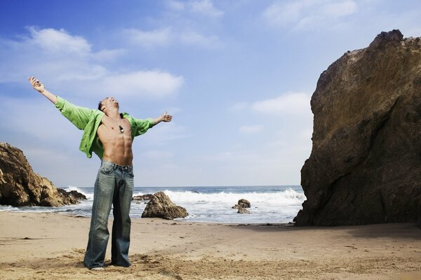 Homme debout sur le fond de la mer et des rochers