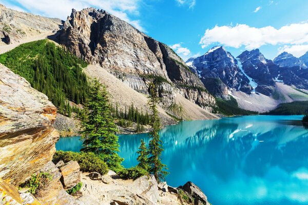 Montagnes canadiennes et lac bleu