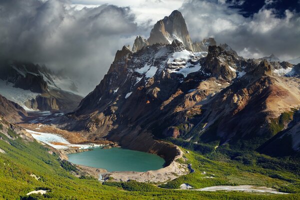 Wolken zwischen den argentinischen Bergen ziehen über den See