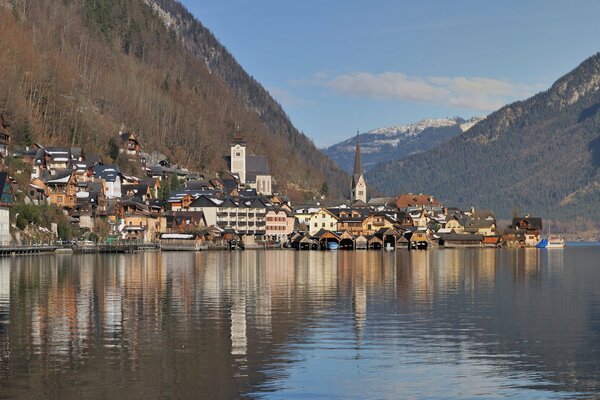 Die österreichische Stadt versteckte sich am Fuße der Berge und des schönen Sees