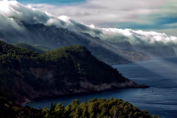 Le brouillard descend des montagnes directement dans l eau