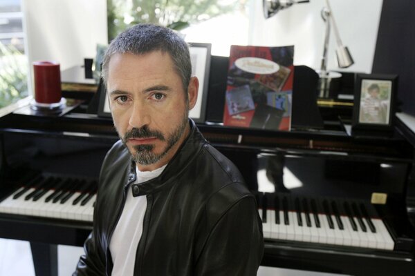 El actor Robert Downey Jr. se sienta al piano