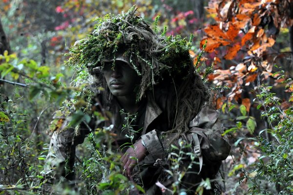 Afrikanisches Militär im Wald getarnt