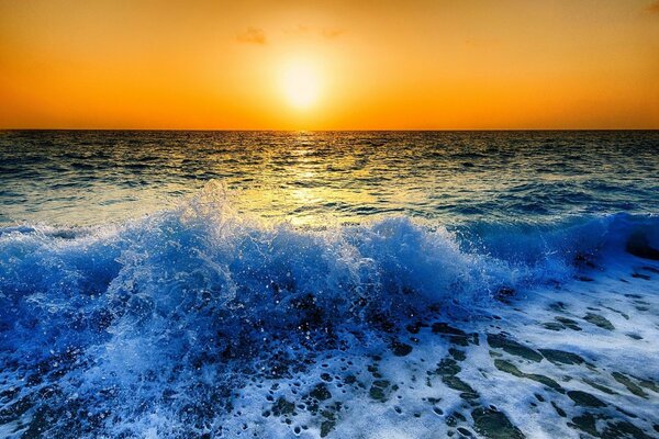 Coucher de soleil sur la vague de la mer