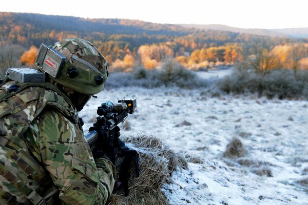 Soldat im Feld Tapete auf dem Tisch