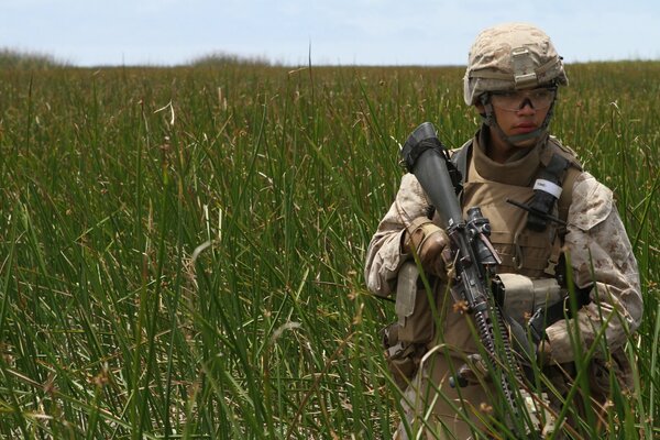 Soldat im Feld mit Maschinengewehr