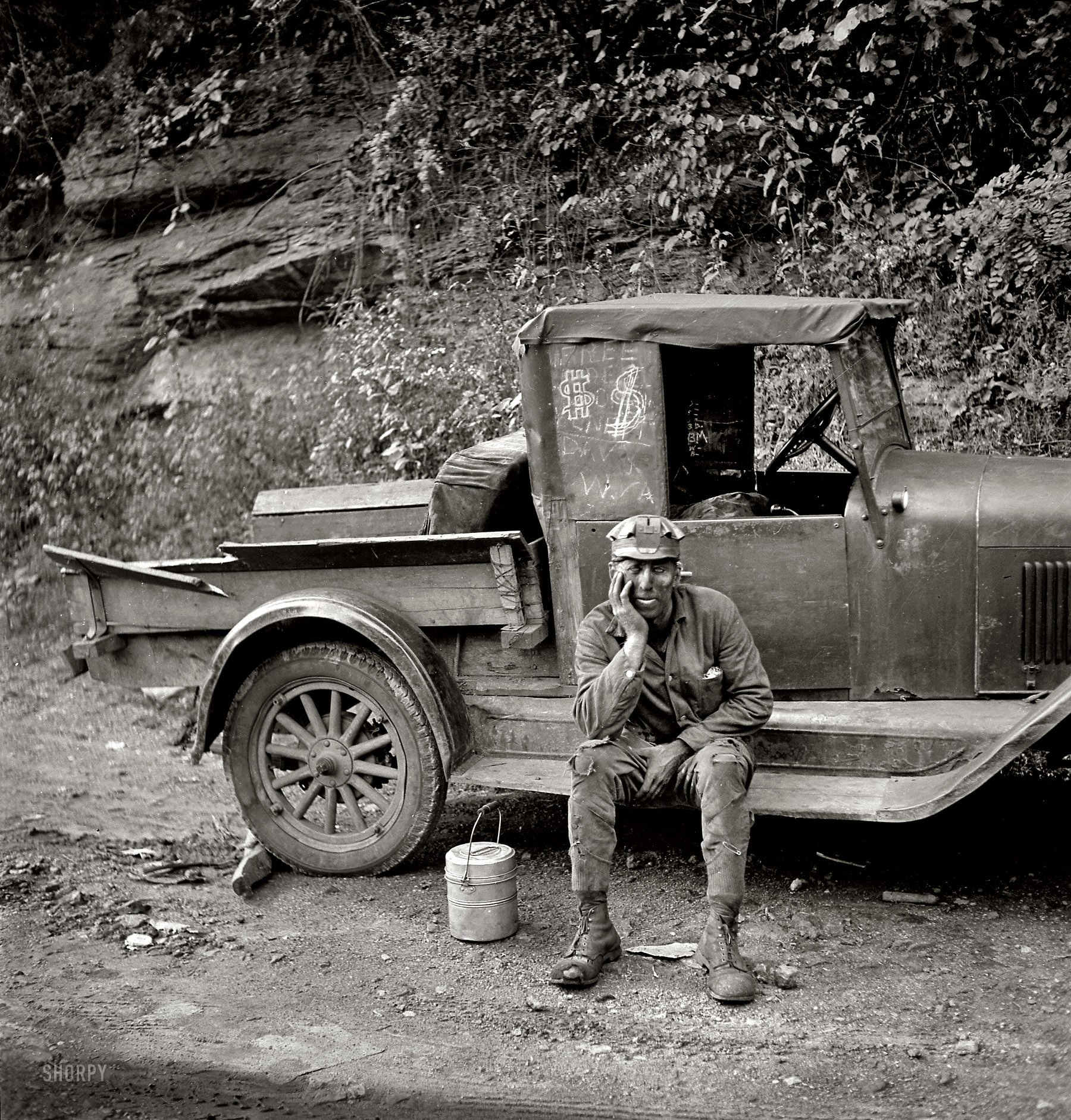 uomo lavoratore riposo camion bianco e nero