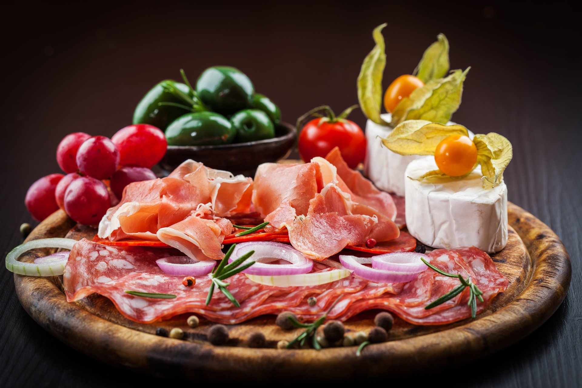 natura morta salsiccia prosciutto formaggi verdure cibo foto