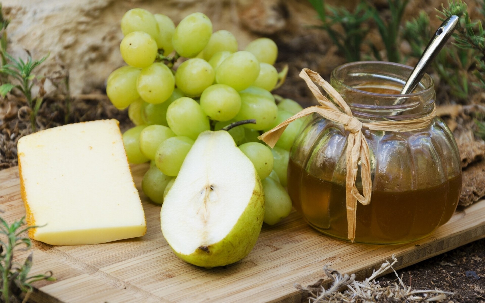 uva formaggio pera natura morta