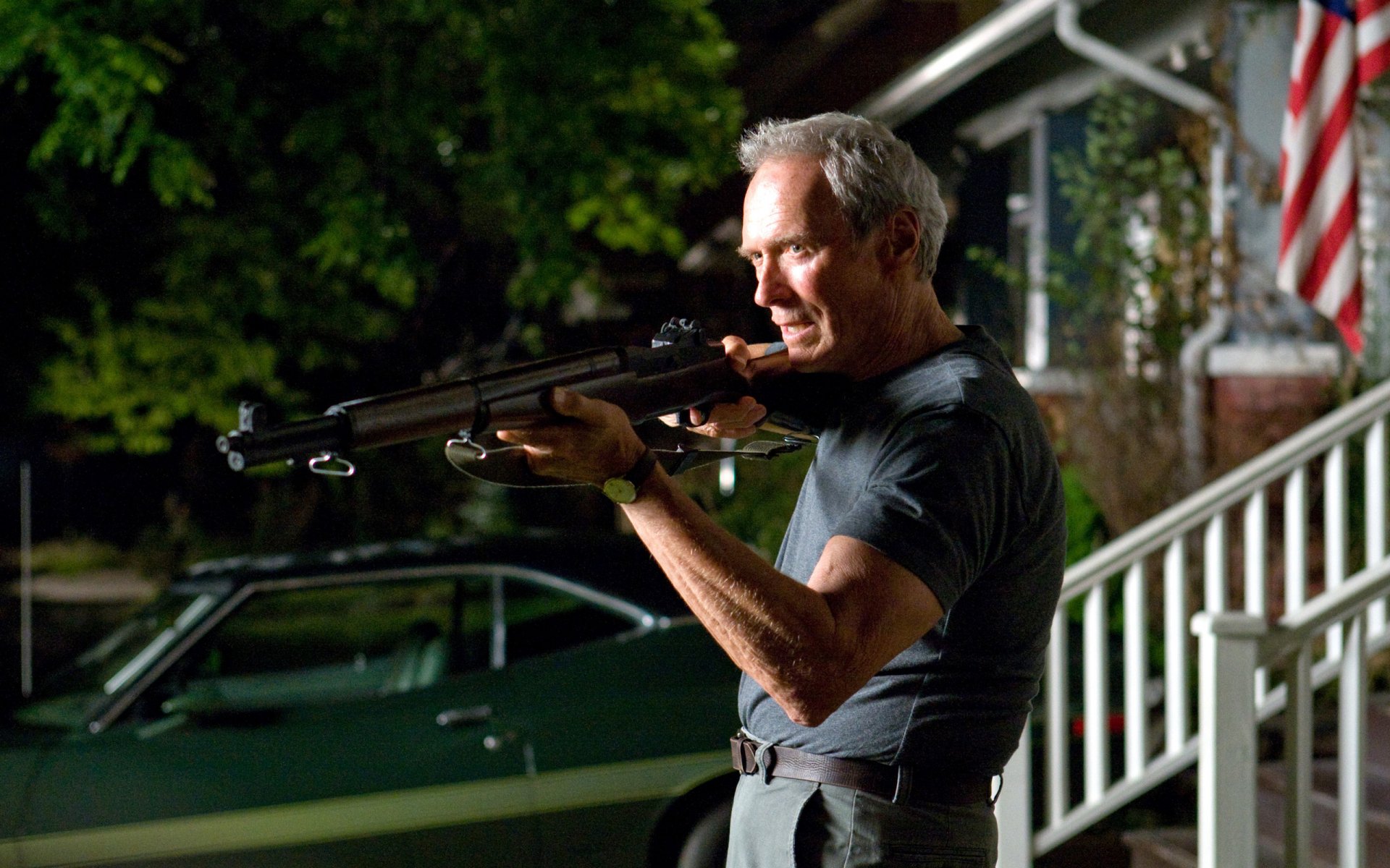 clint eastwood gran torino pistola uomo