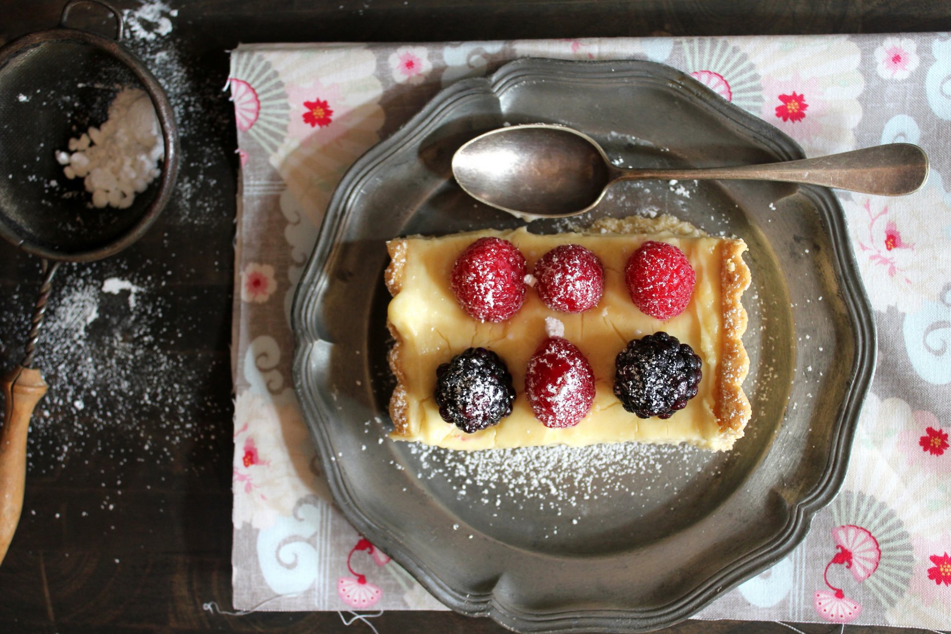 kuchen beeren himbeeren dessert teller löffel