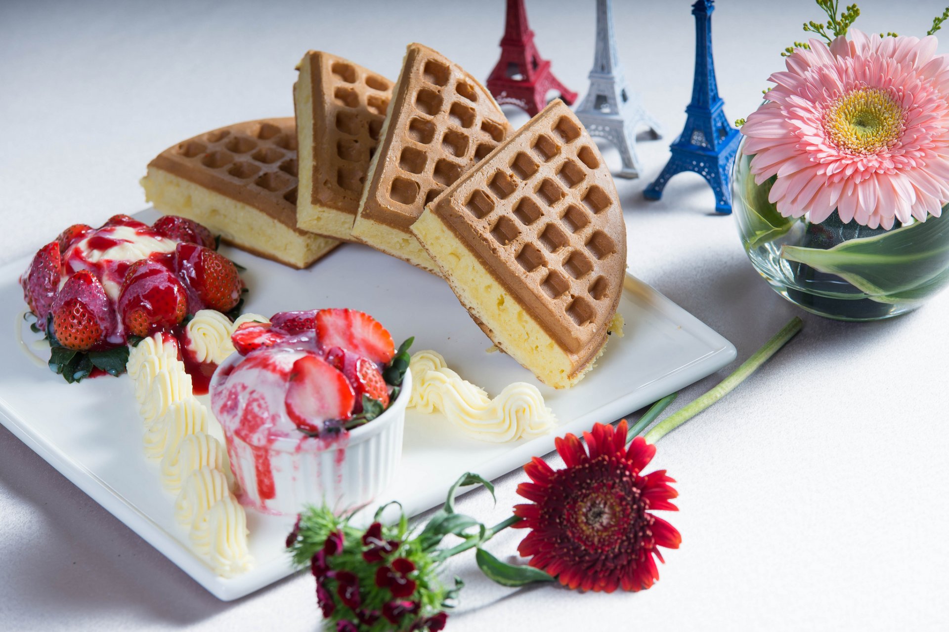 postre helado pastel fresas bayas gerberas flores torre eiffel