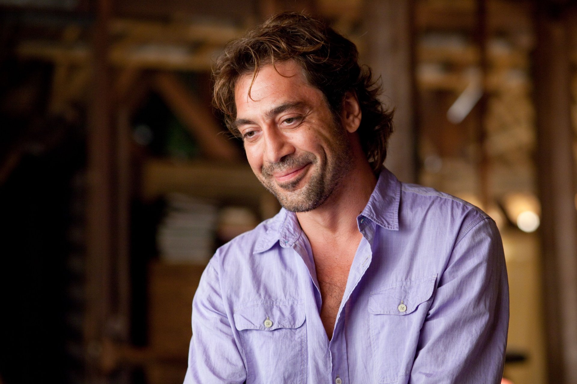 javier bardem spagnolo uomo sorridente camicia lilla