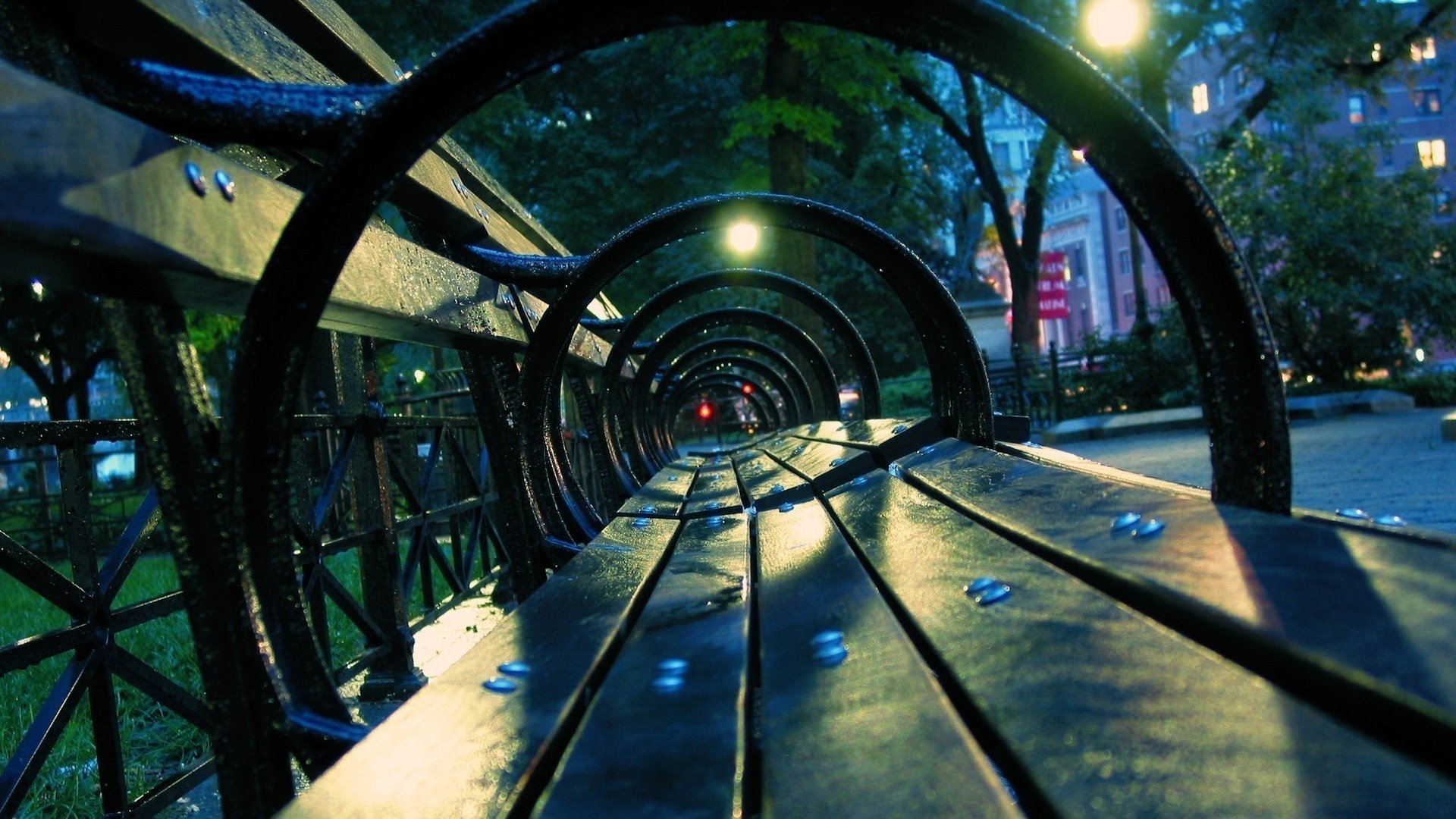 parque bancos ciudad después de la lluvia