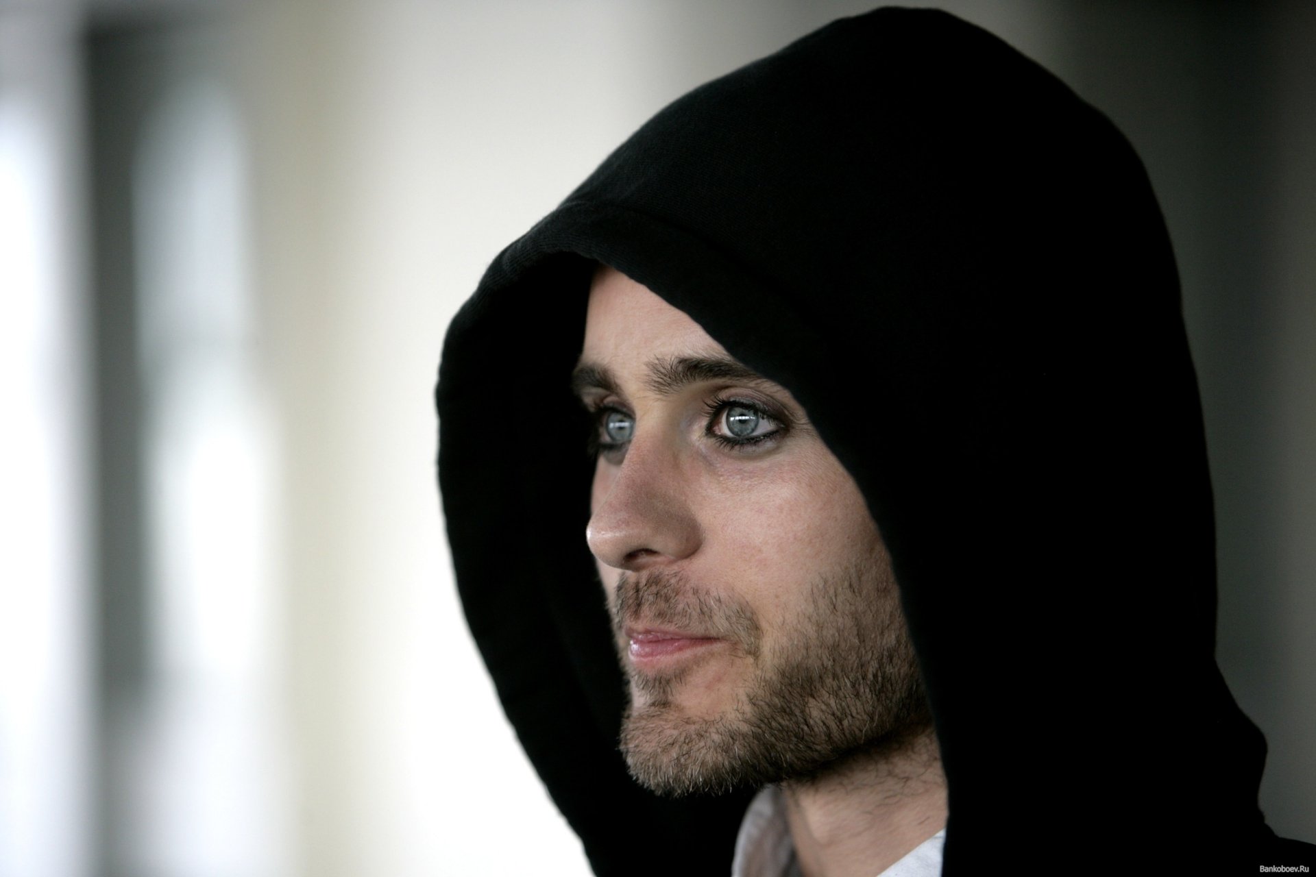 jared leto aktor muzyk czarny kaptur