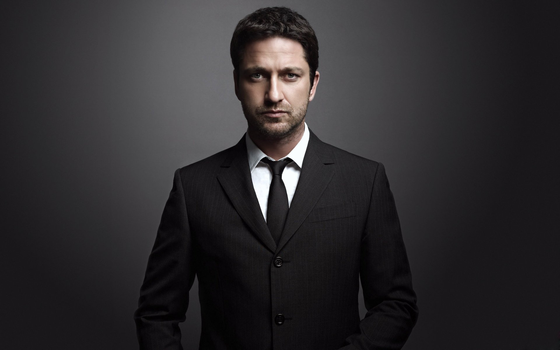 gerard butler maschio attore vestito giacca camicia cravatta