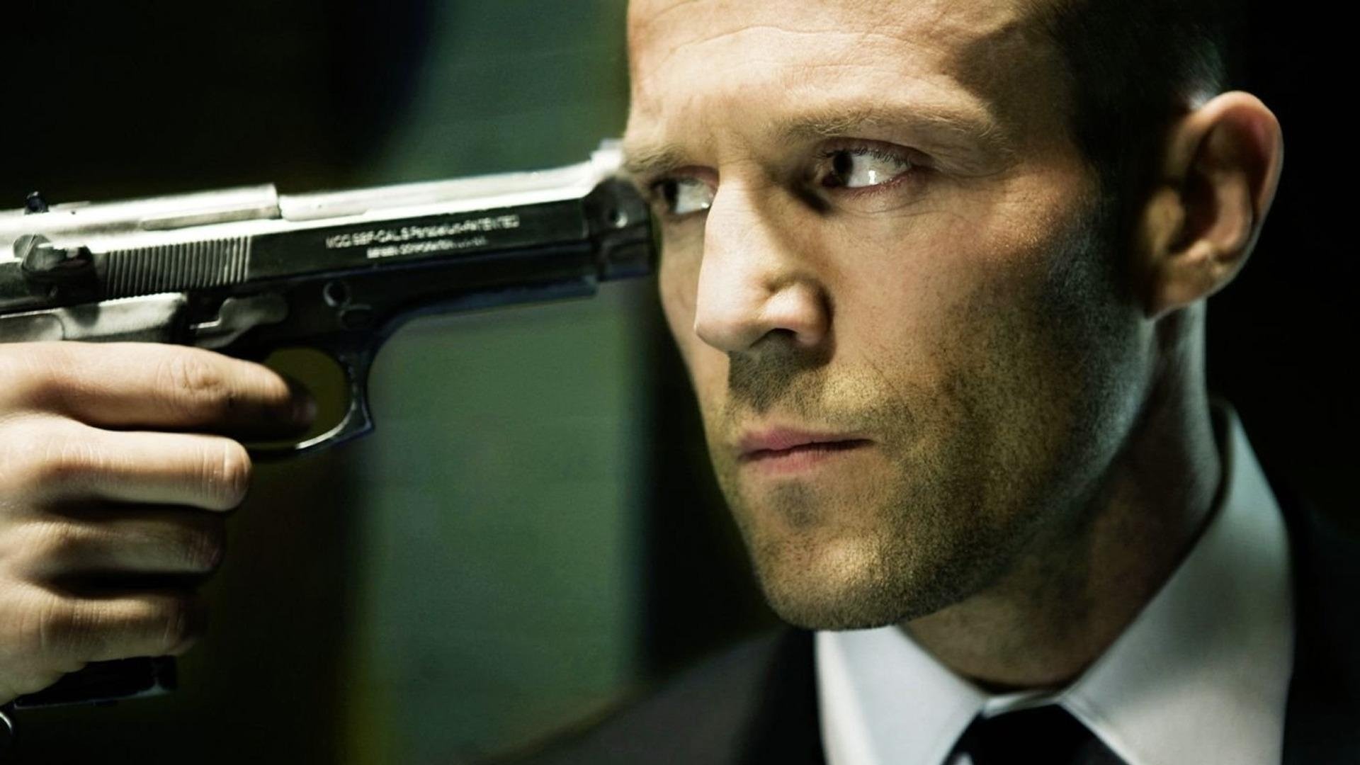 vettore jason statham jason stetham attore pistola arma mano