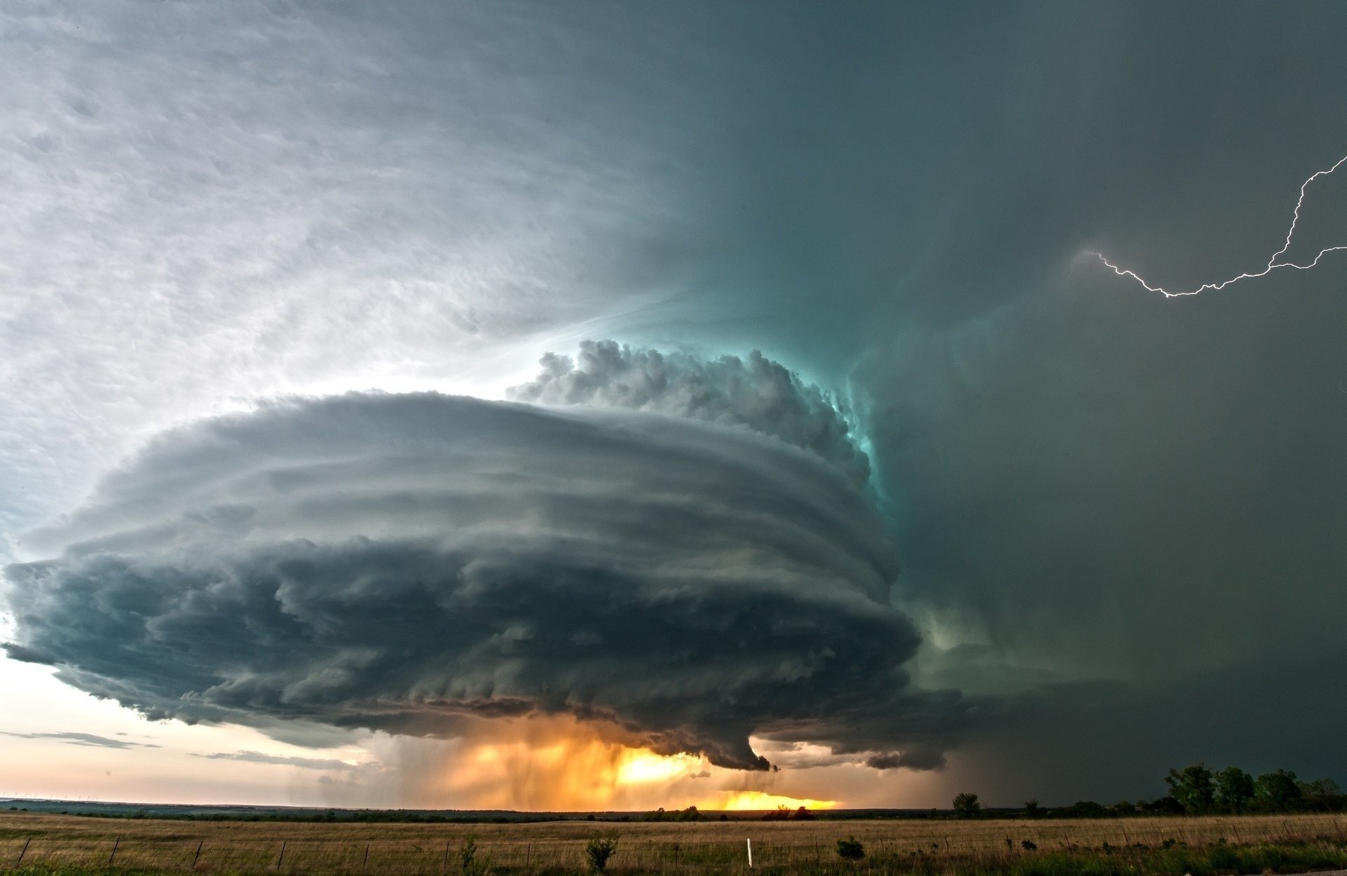 pericoloso natura uragano tempesta bello ciclone fulmine