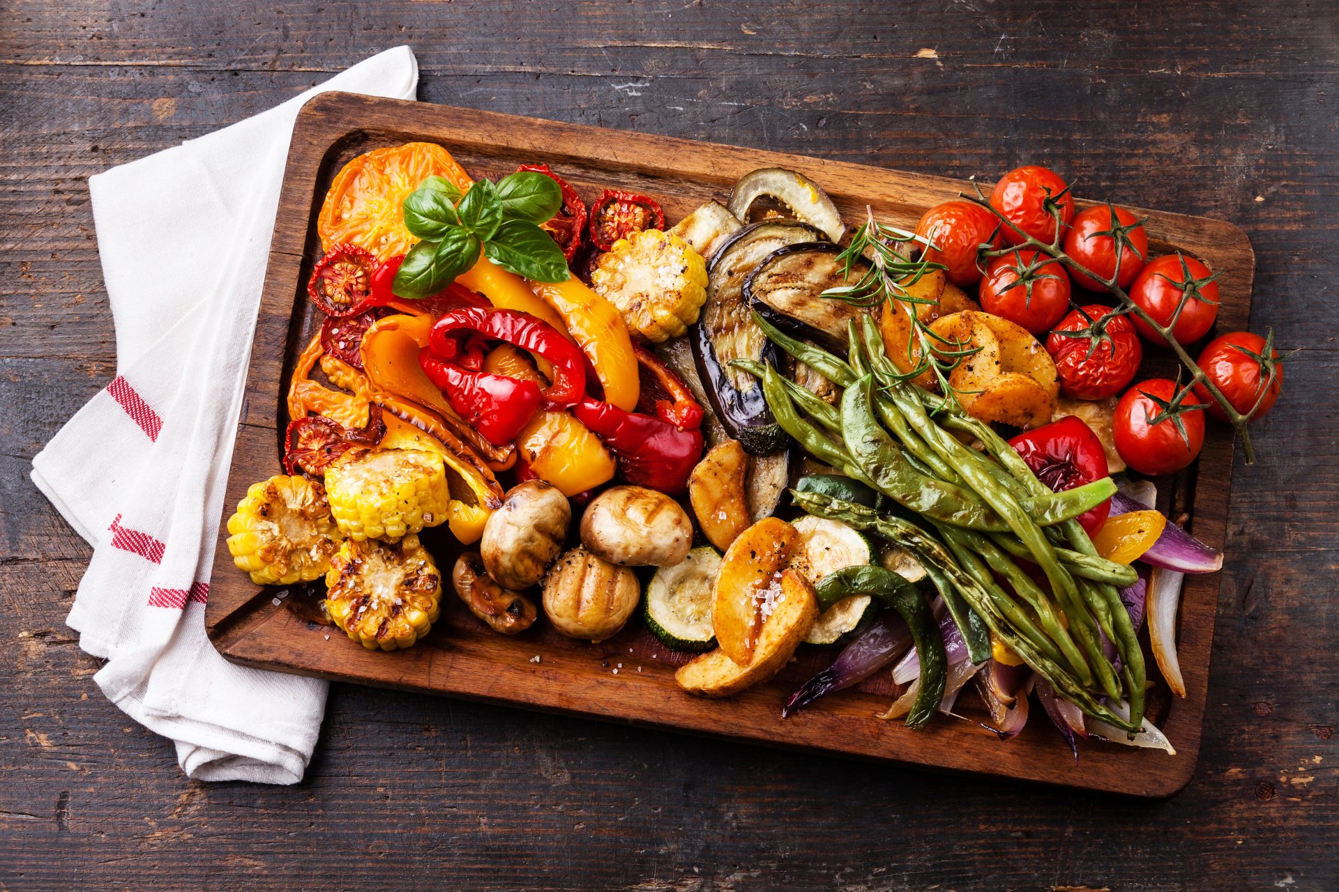 maïs tomates légumes cuits au four poivrons aubergines