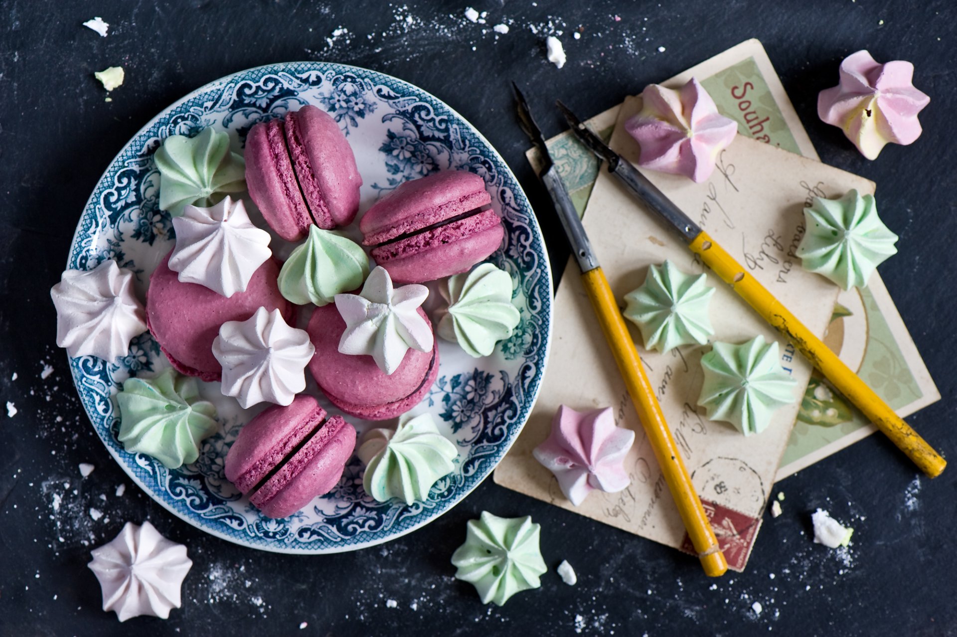 pasta merengue dulces sobre postal plumas