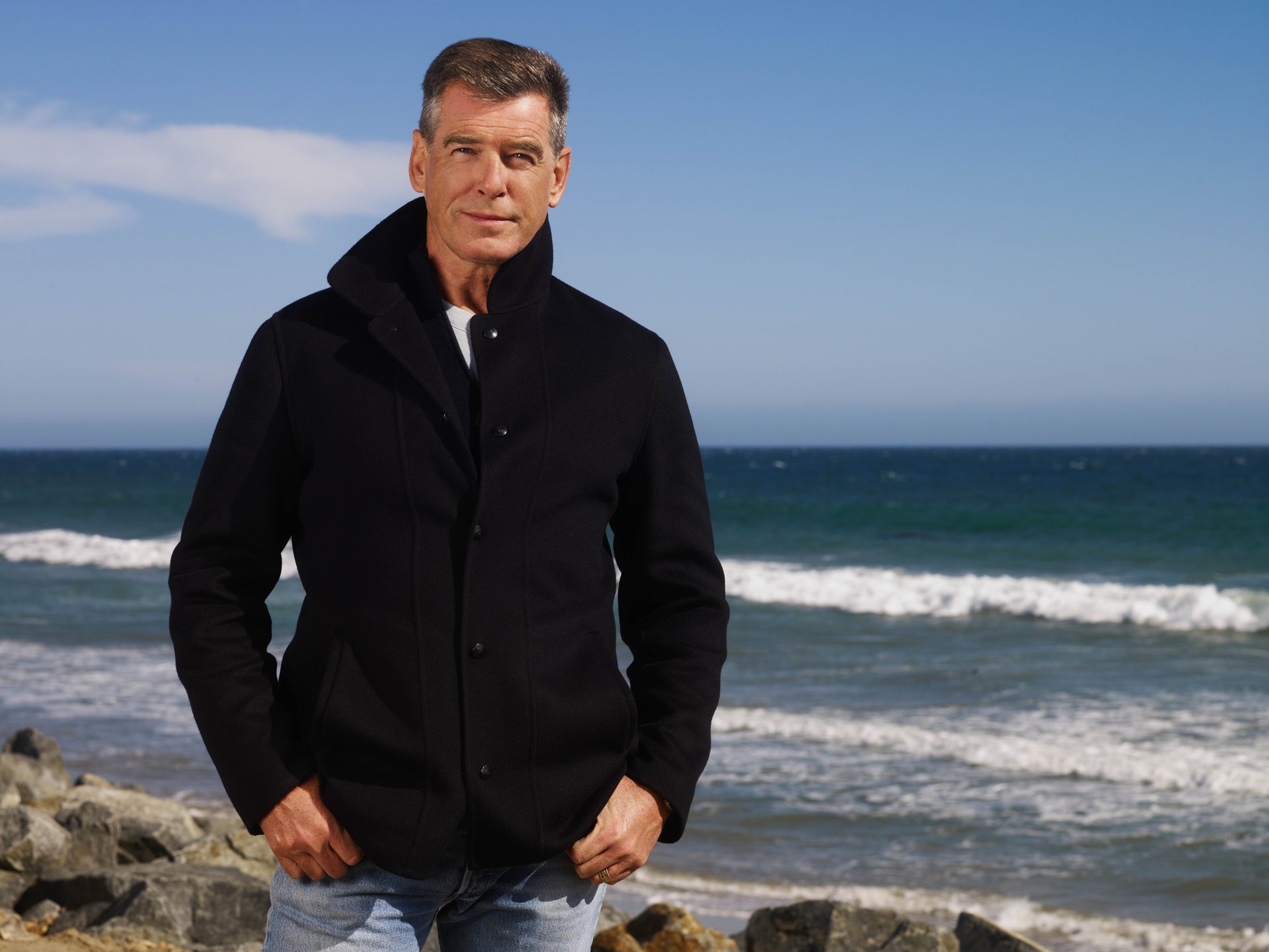 pierce brosnan actor mar vista olas piedras