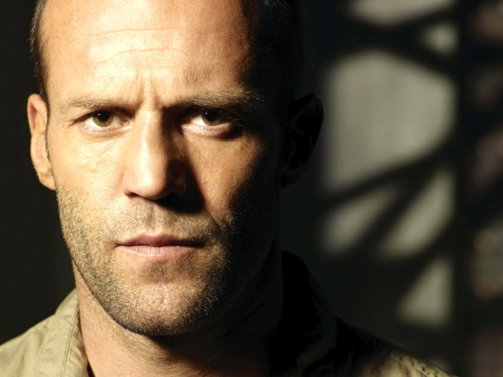 jason statham uomo sguardo