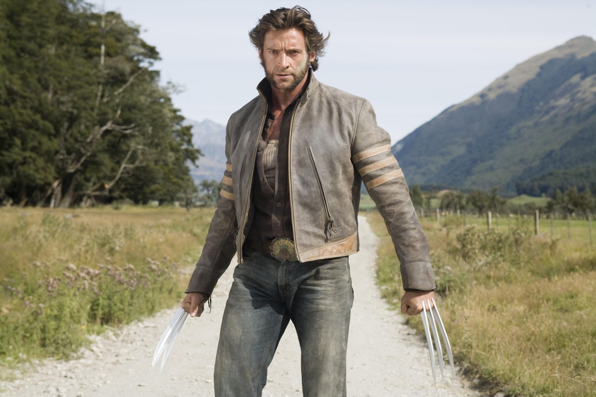 hugh jackman wolverine james logan hübscher schauspieler mann held mutant x-men x-men messer krallen spitze blick sand staub jacke berge bäume himmel