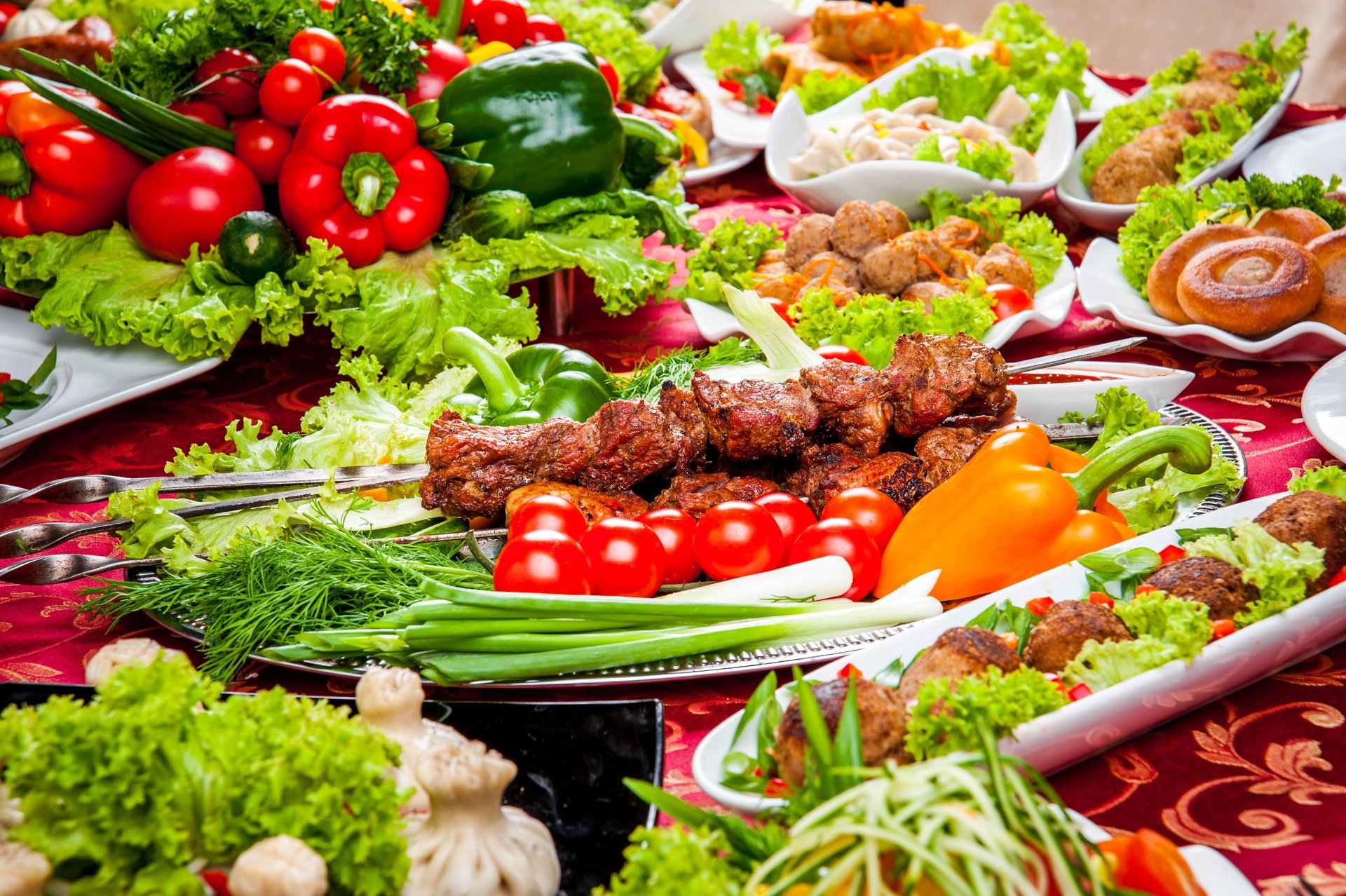 servieren gemüse fleischprodukte schaschlik tomaten pfeffer essen foto