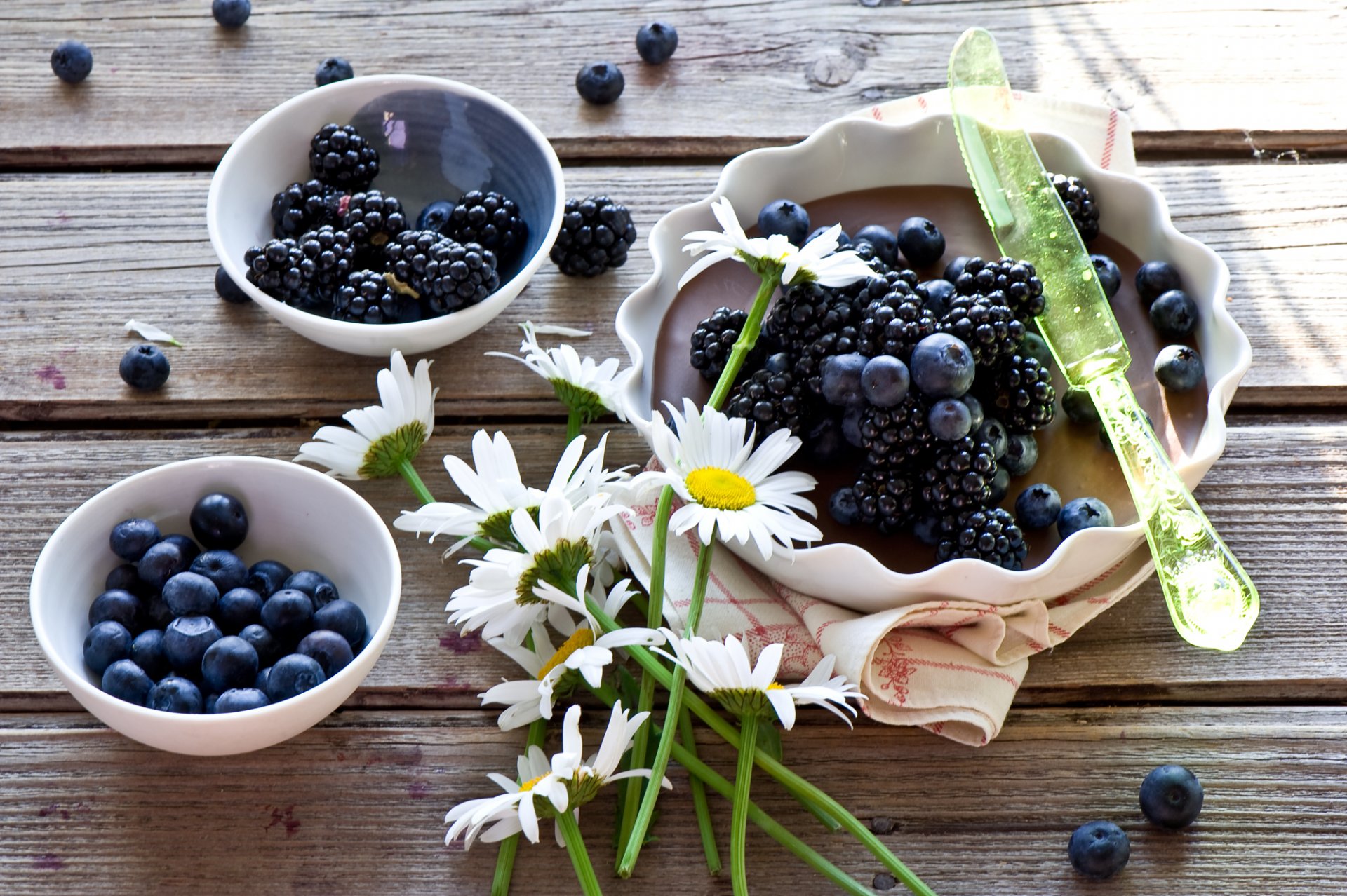 kuchen beeren brombeeren blaubeeren gänseblümchen blumen messer