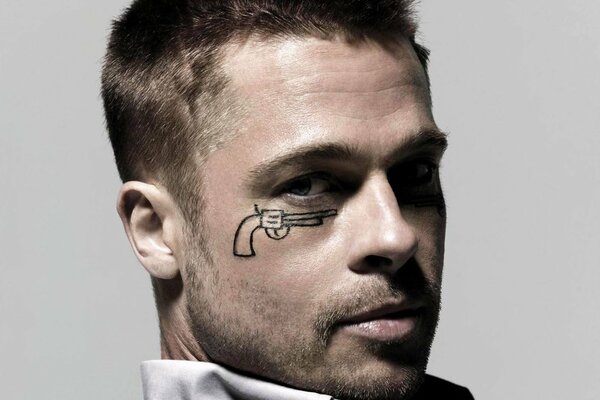 Netter Brad Pitt mit einem Tattoo im Gesicht