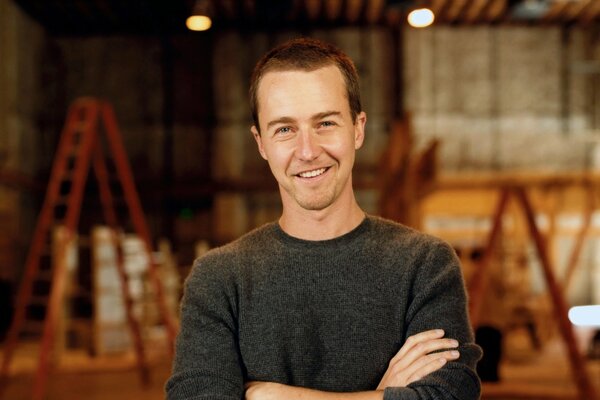 Edward Norton sorride sul set