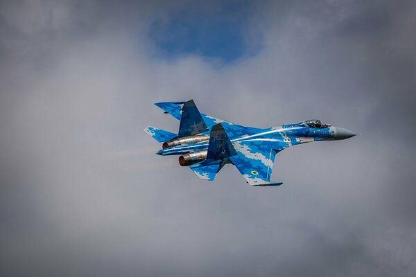 The Su-27 thunderstorm is flying right in the clouds