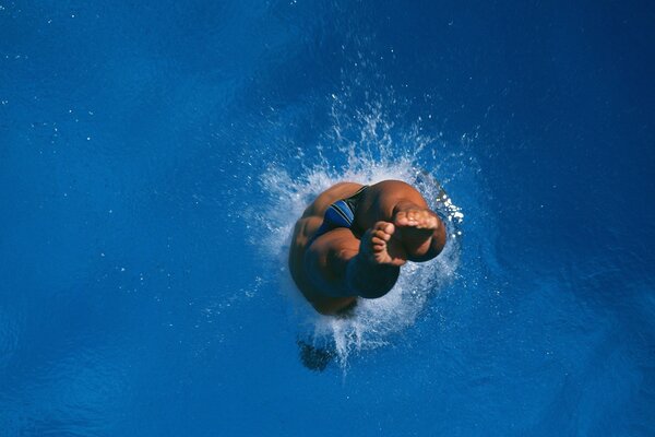 Salto in acqua su sfondo blu