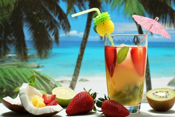 Cocktail de fruits sur fond de mer