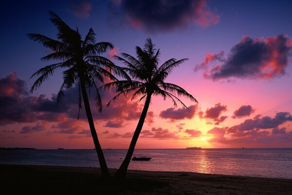 Coucher de soleil du soir sur la côte sur la mer